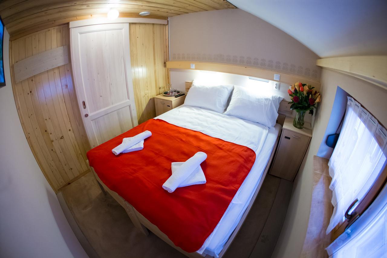 Small Double Room with Shared Bathroom,667653882:JPEG